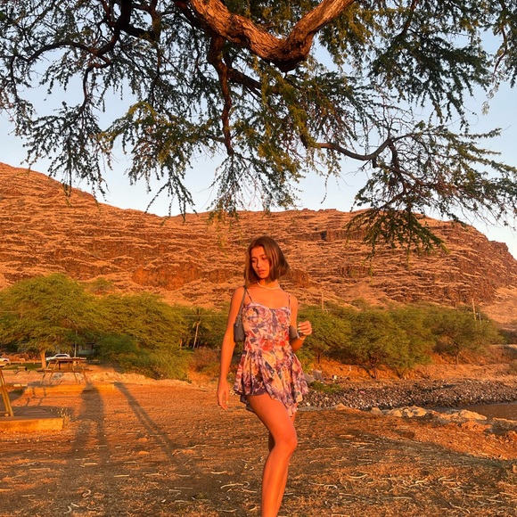 Dresses - Picture 2 of 4